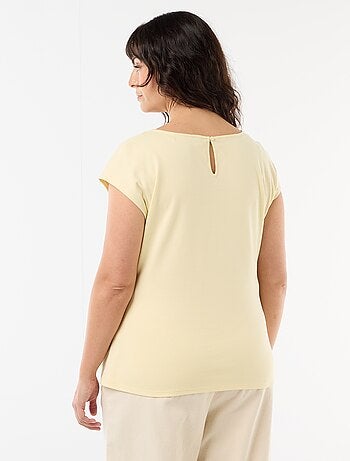 Gedrapeerd T-shirt met goudkleurig sieraad