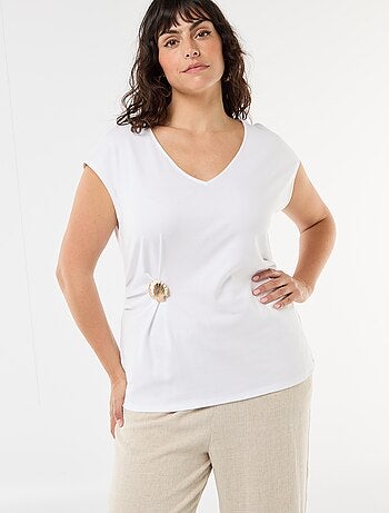 Gedrapeerd T-shirt met goudkleurig sieraad