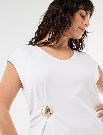 Gedrapeerd T-shirt met goudkleurig sieraad