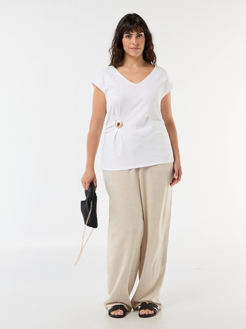 Gedrapeerd T-shirt met goudkleurig sieraad Wit - Kiabi