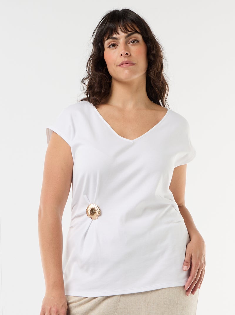 Gedrapeerd T-shirt met goudkleurig sieraad Wit - Kiabi