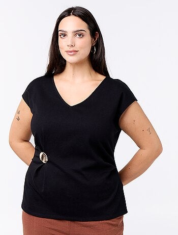 Gedrapeerd T-shirt met goudkleurig sieraad