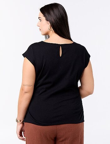 Gedrapeerd T-shirt met goudkleurig sieraad
