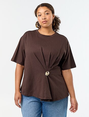 Gedrapeerd T-shirt met goudkleurige broche