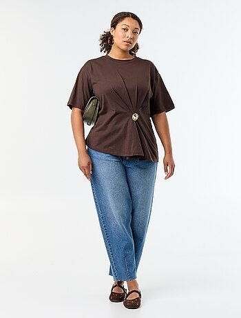 Gedrapeerd T-shirt met goudkleurige broche