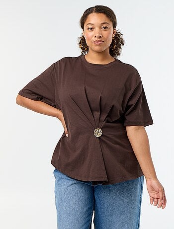 Gedrapeerd T-shirt met goudkleurige broche