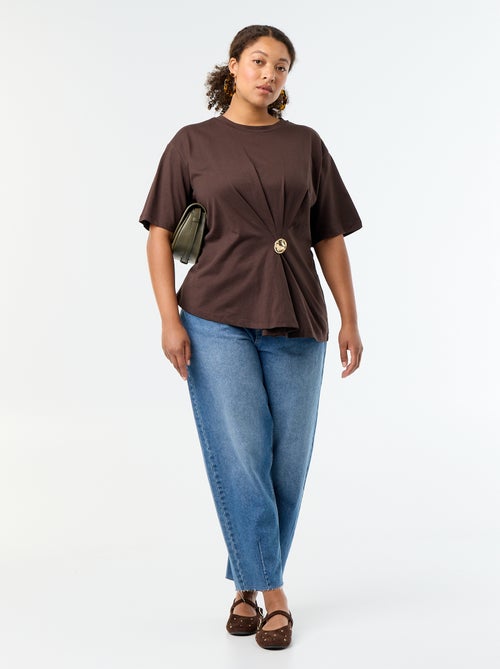 Gedrapeerd T-shirt met goudkleurige broche - Kiabi