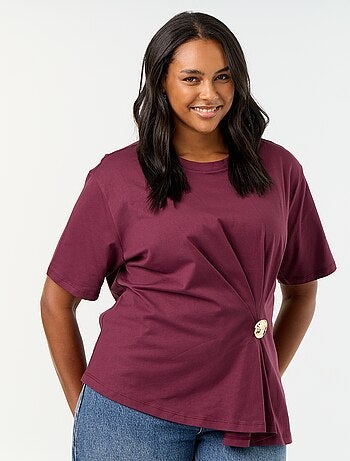 Gedrapeerd T-shirt met goudkleurige broche