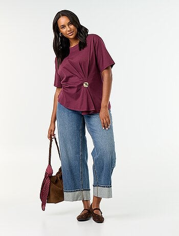 Gedrapeerd T-shirt met goudkleurige broche