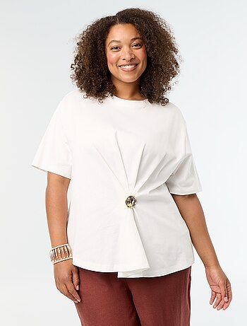 Gedrapeerd T-shirt met goudkleurige broche
