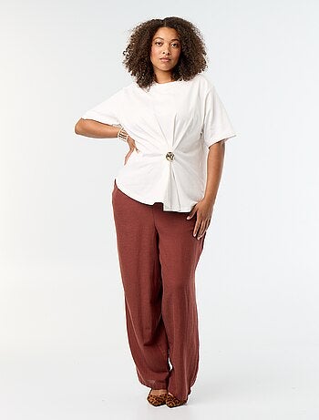 Gedrapeerd T-shirt met goudkleurige broche
