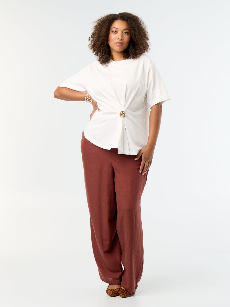 Gedrapeerd T-shirt met goudkleurige broche Wit - Kiabi