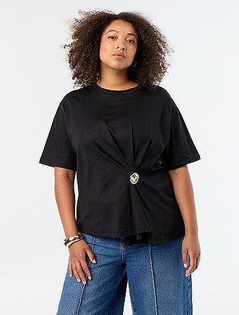 Gedrapeerd T-shirt met goudkleurige broche