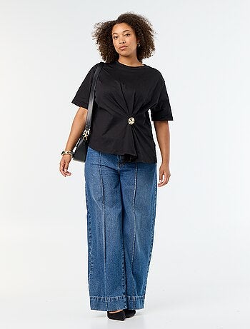 Gedrapeerd T-shirt met goudkleurige broche