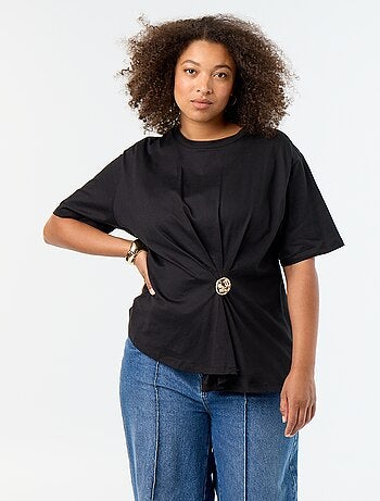 Gedrapeerd T-shirt met goudkleurige broche