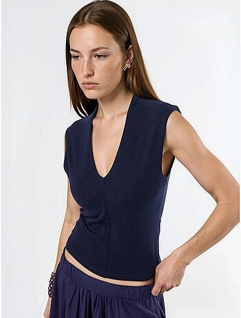 Gedrapeerde mouwloze blouse met v-hals busem