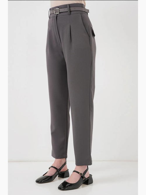 Geplooide broek met riemstof bdart - Kiabi Geplooide broek met riemstof bdart - Kiabi