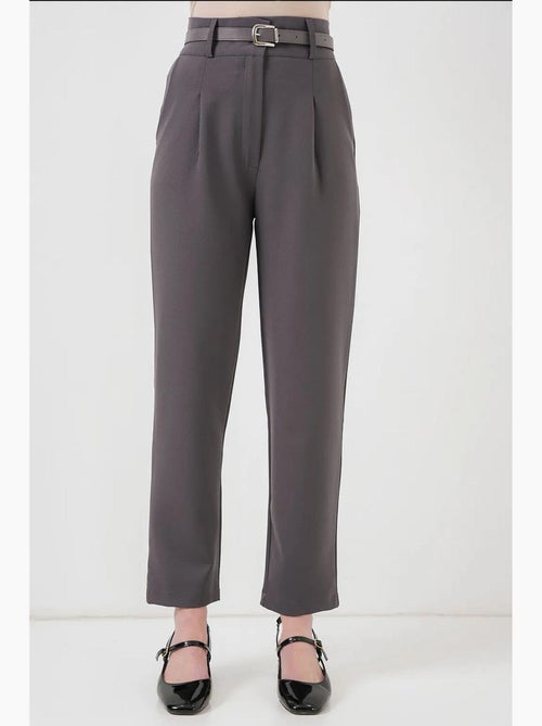 Geplooide broek met riemstof bdart - Kiabi Geplooide broek met riemstof bdart - Kiabi