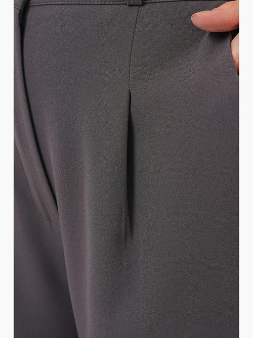 Geplooide broek met riemstof bdart - Kiabi Geplooide broek met riemstof bdart - Kiabi