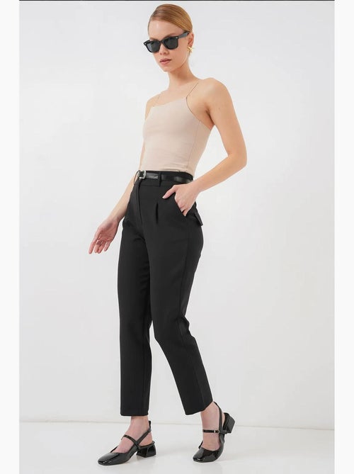 Geplooide broek met riemstof bdart - Kiabi Geplooide broek met riemstof bdart - Kiabi