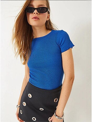 Geribbeld crop t-shirt met ronde hals en golvende rand. Lucci
