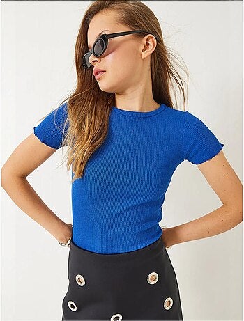 Geribbeld crop t-shirt met ronde hals en golvende rand. Lucci