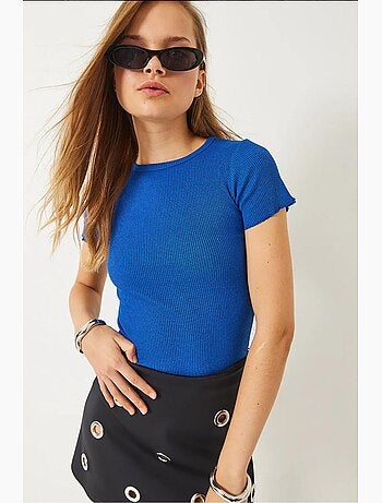 Geribbeld crop t-shirt met ronde hals en golvende rand. Lucci