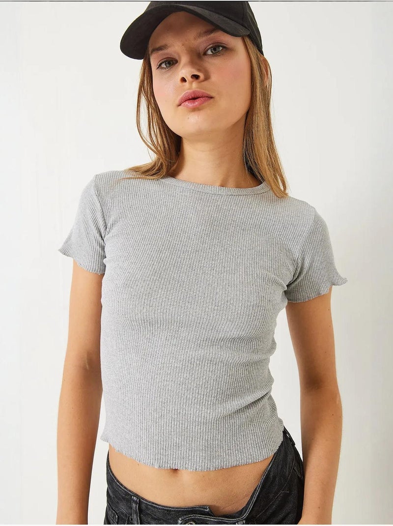 Geribbeld crop t-shirt met ronde hals en golvende rand. Lucci Grijs - Kiabi