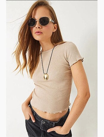 Geribbeld crop t-shirt met ronde hals en golvende rand. Lucci