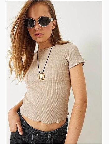Geribbeld crop t-shirt met ronde hals en golvende rand. Lucci
