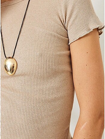Geribbeld crop t-shirt met ronde hals en golvende rand. Lucci