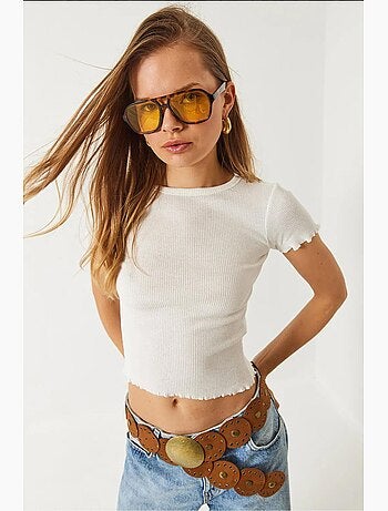 Geribbeld crop t-shirt met ronde hals en golvende rand. Lucci