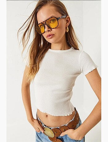 Geribbeld crop t-shirt met ronde hals en golvende rand. Lucci