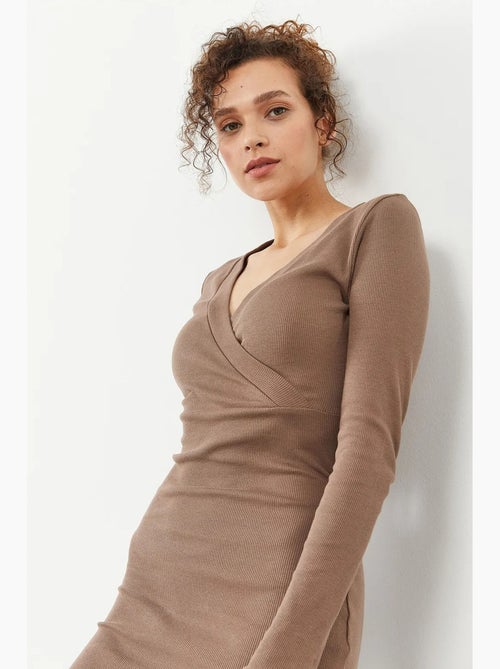 Geribbelde bodycon midi-jurk met v-hals tommy - Kiabi Geribbelde bodycon midi-jurk met v-hals tommy - Kiabi