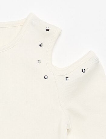 Geribd T-shirt met studs en blote schouders