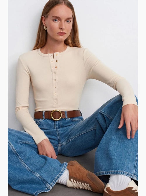 Geribde blouse met ronde hals en knopen dilvin - Kiabi Geribde blouse met ronde hals en knopen dilvin - Kiabi
