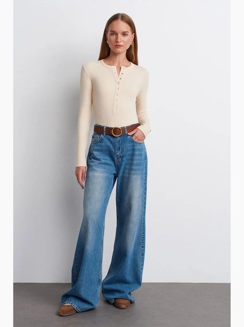 Geribde blouse met ronde hals en knopen dilvin - Kiabi Geribde blouse met ronde hals en knopen dilvin - Kiabi