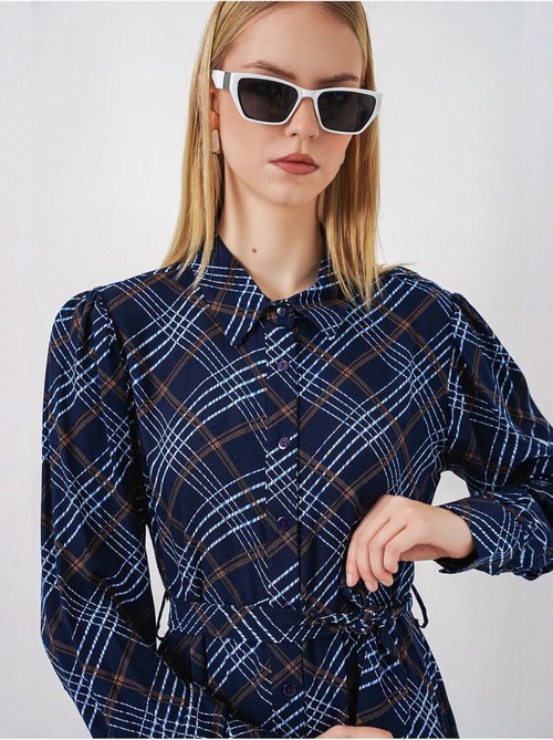 Geruite midi blousejurk met knoopsluiting bdart - Kiabi Geruite midi blousejurk met knoopsluiting bdart - Kiabi