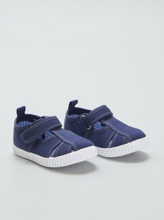 Gesloten stoffen sandalen