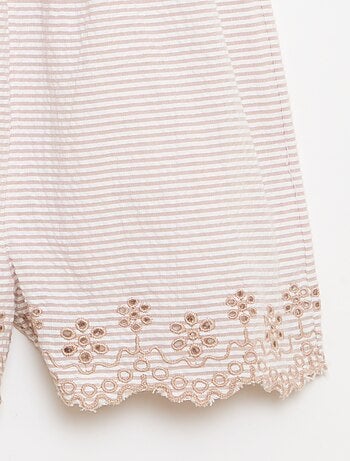 Gestreept seersucker playsuit met smockwerk en borduursels