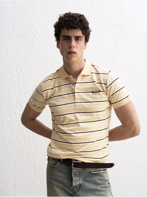 Gestreept t-shirt met polokraag en knopen giesto - Kiabi Gestreept t-shirt met polokraag en knopen giesto - Kiabi