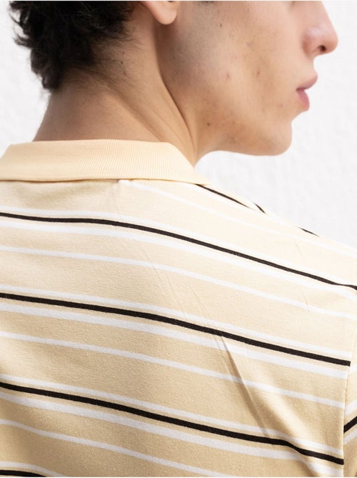 Gestreept t-shirt met polokraag en knopen giesto - Kiabi Gestreept t-shirt met polokraag en knopen giesto - Kiabi