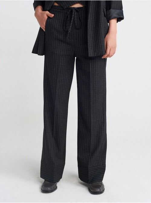 Gestreepte broek met wijde pijpen dilvin - Kiabi Gestreepte broek met wijde pijpen dilvin - Kiabi