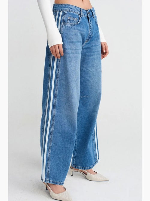 Gestreepte denim jeans met hoge taille en wijde pijp dilvin - Kiabi Gestreepte denim jeans met hoge taille en wijde pijp dilvin - Kiabi