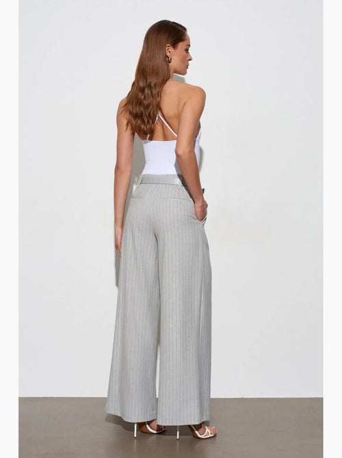 Gestreepte, geplooide wide-leg broek dilvin - Kiabi Gestreepte, geplooide wide-leg broek dilvin - Kiabi