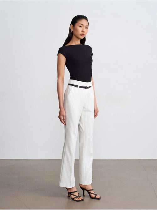 Gestreepte high-waist flared broek met riem dilvin - Kiabi Gestreepte high-waist flared broek met riem dilvin - Kiabi