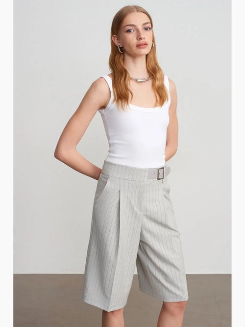 Gestreepte high-waist short met ceintuur dilvin - Kiabi Gestreepte high-waist short met ceintuur dilvin - Kiabi