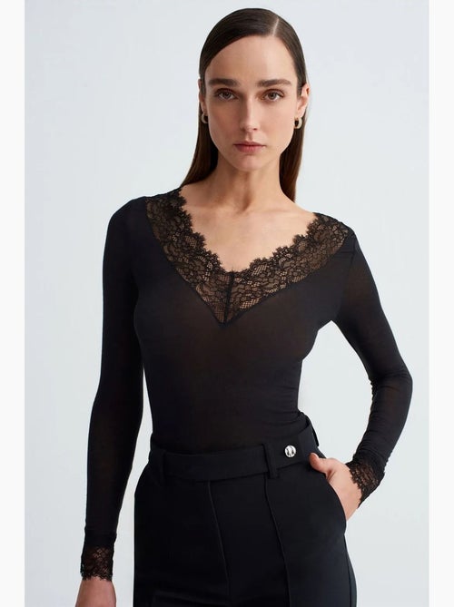 Getailleerde blouse met v-hals en kant dilvin - Kiabi Getailleerde blouse met v-hals en kant dilvin - Kiabi