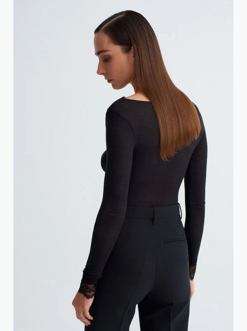 Getailleerde blouse met v-hals en kant dilvin - Kiabi Getailleerde blouse met v-hals en kant dilvin - Kiabi