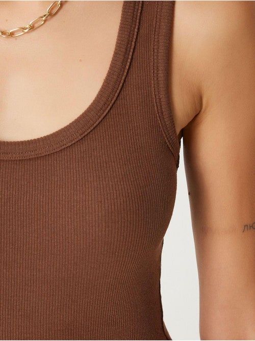 Getailleerde gebreide tanktop met u-hals, 2-pack istanbul - Kiabi Getailleerde gebreide tanktop met u-hals, 2-pack istanbul - Kiabi